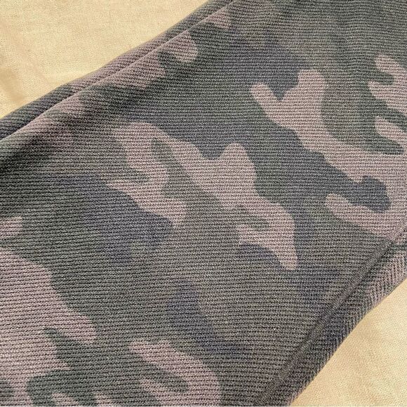 Spanx Look At Me Now Seamless Leggings in Black Camo Size Small - Picture 6 of 9